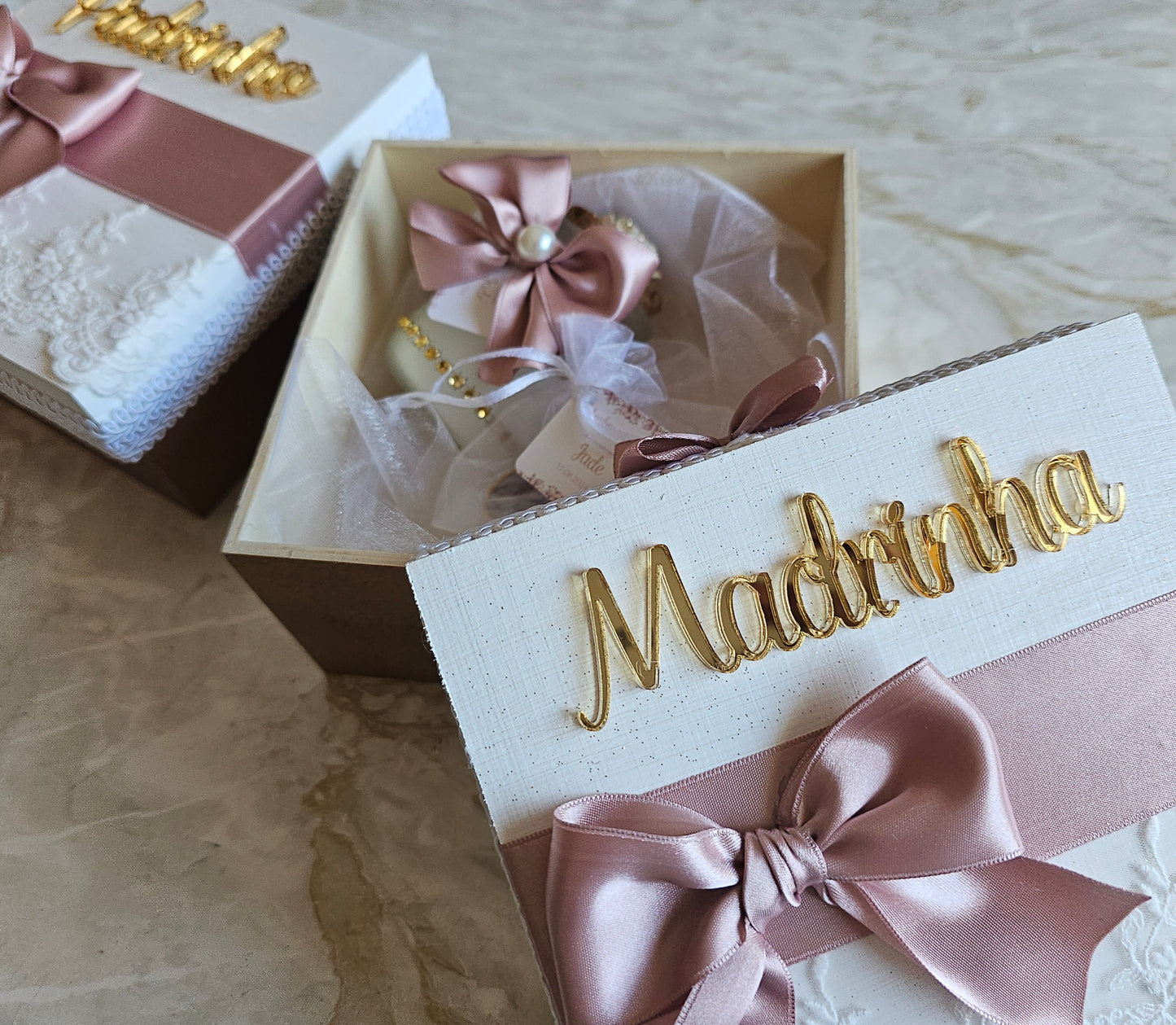 Caixas especiais Padrinhos "Palavra em acrílico dourado"