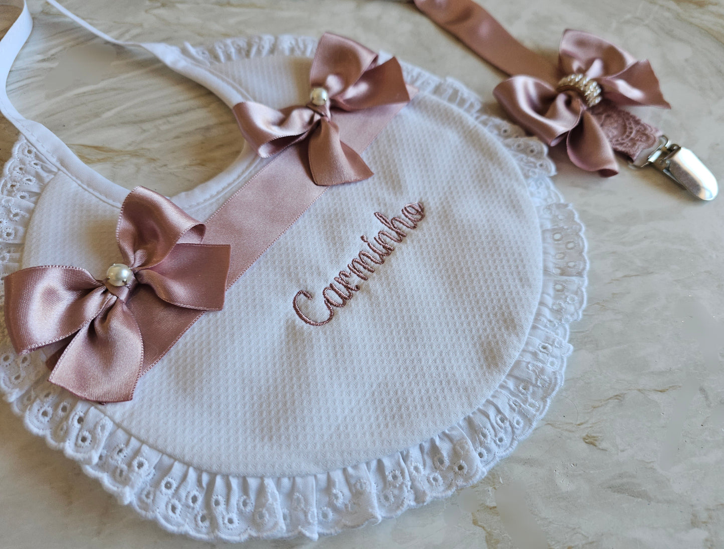 Babete personalizado + prendedor de chupeta "Carminho"