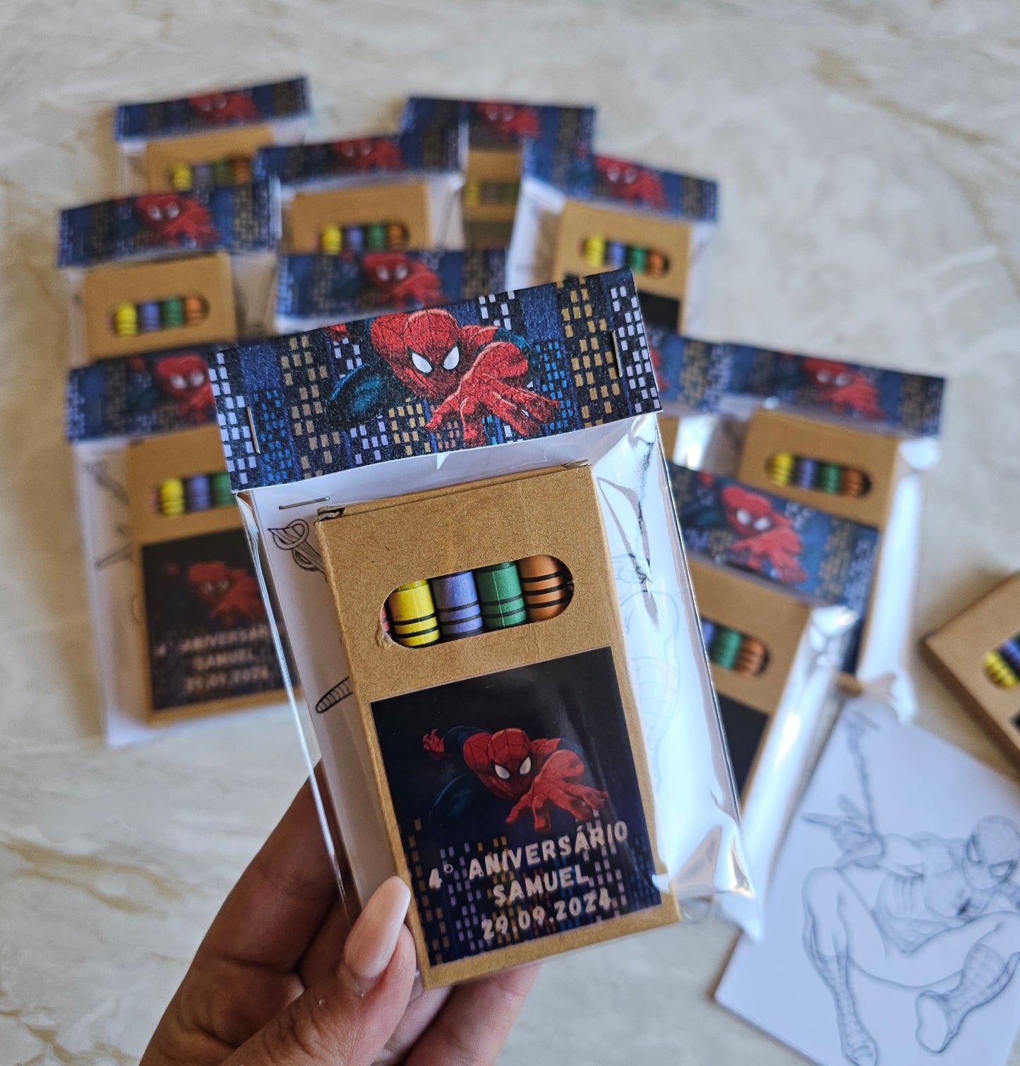 Caixa lápis personalizada + mini livro de colorir
