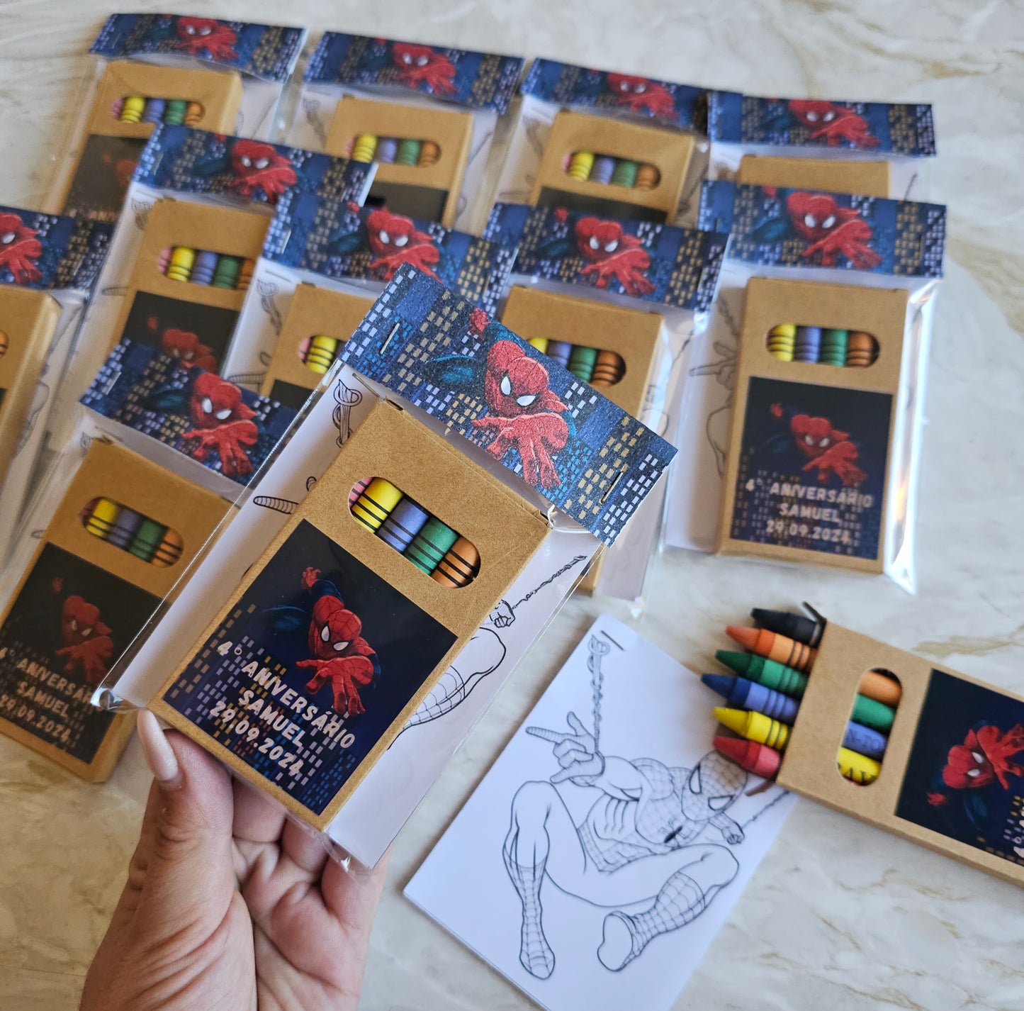 Caixa lápis personalizada + mini livro de colorir