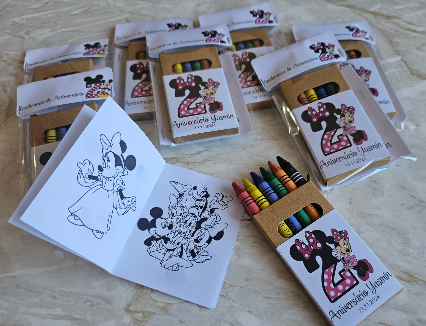Kit lápis + mini livro de colorir