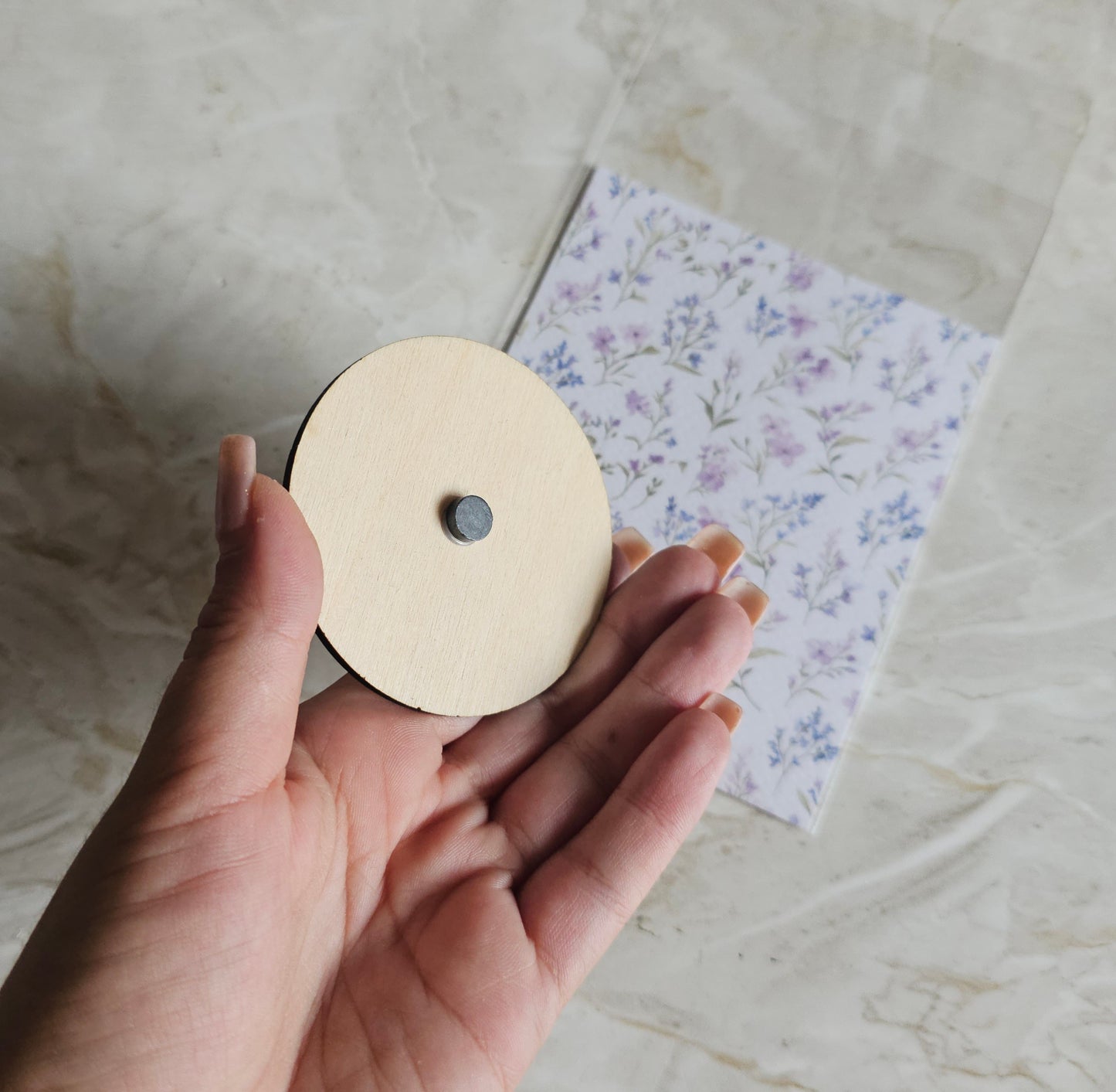 Íman personalizado c/aplicação em acrílico dourado espelhado "flor violeta "