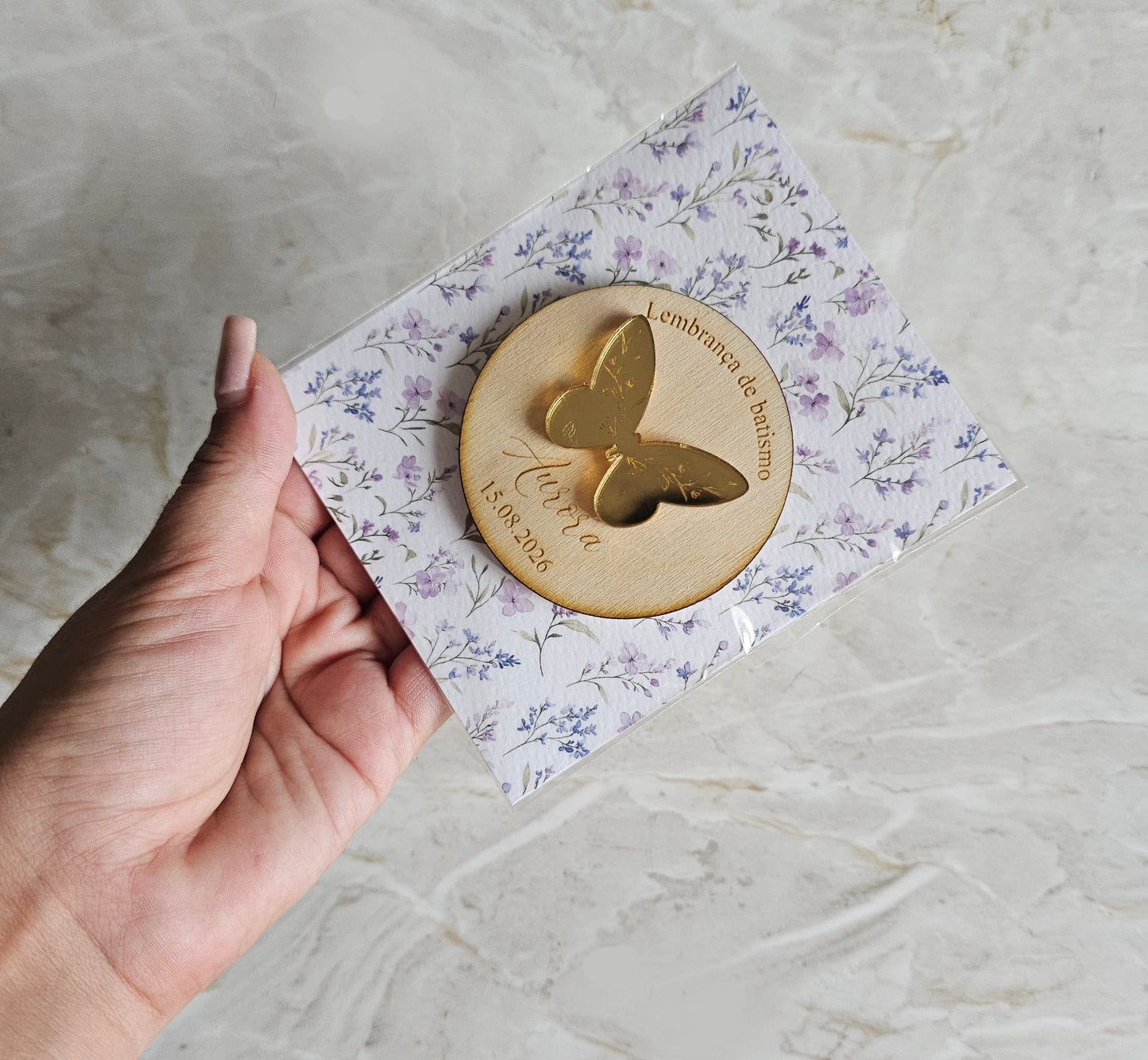 Íman personalizado c/aplicação em acrílico dourado espelhado "Borboleta violeta"