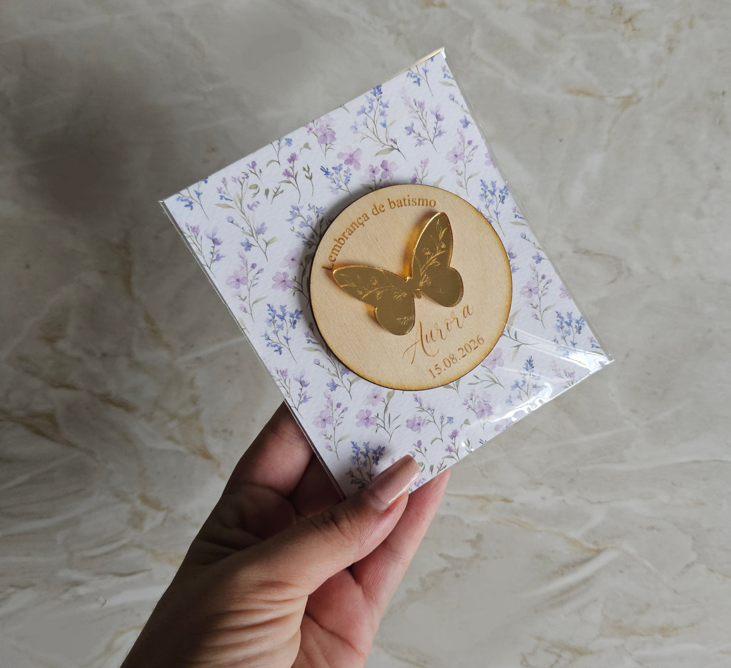 Íman personalizado c/aplicação em acrílico dourado espelhado "Borboleta violeta"