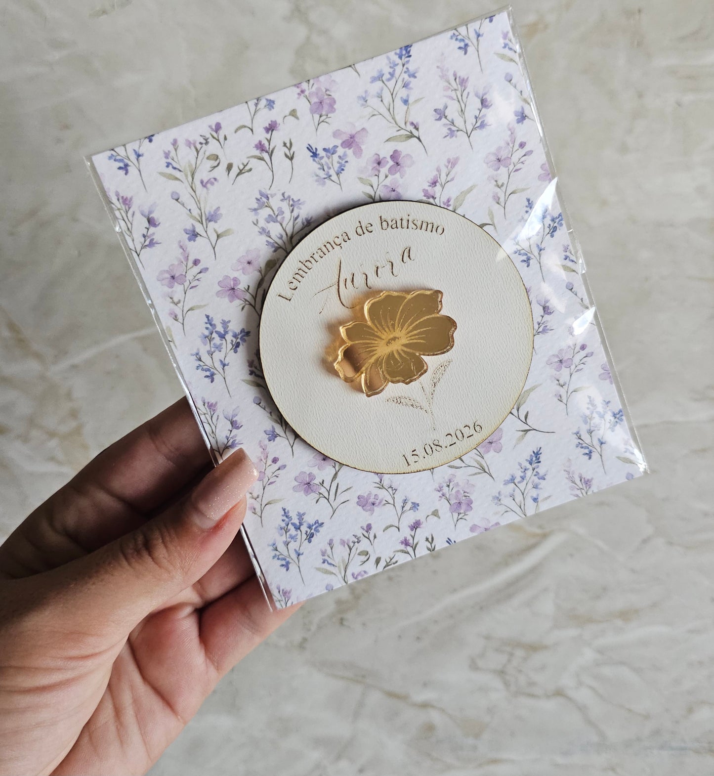 Íman personalizado c/aplicação em acrílico dourado espelhado "flor violeta "