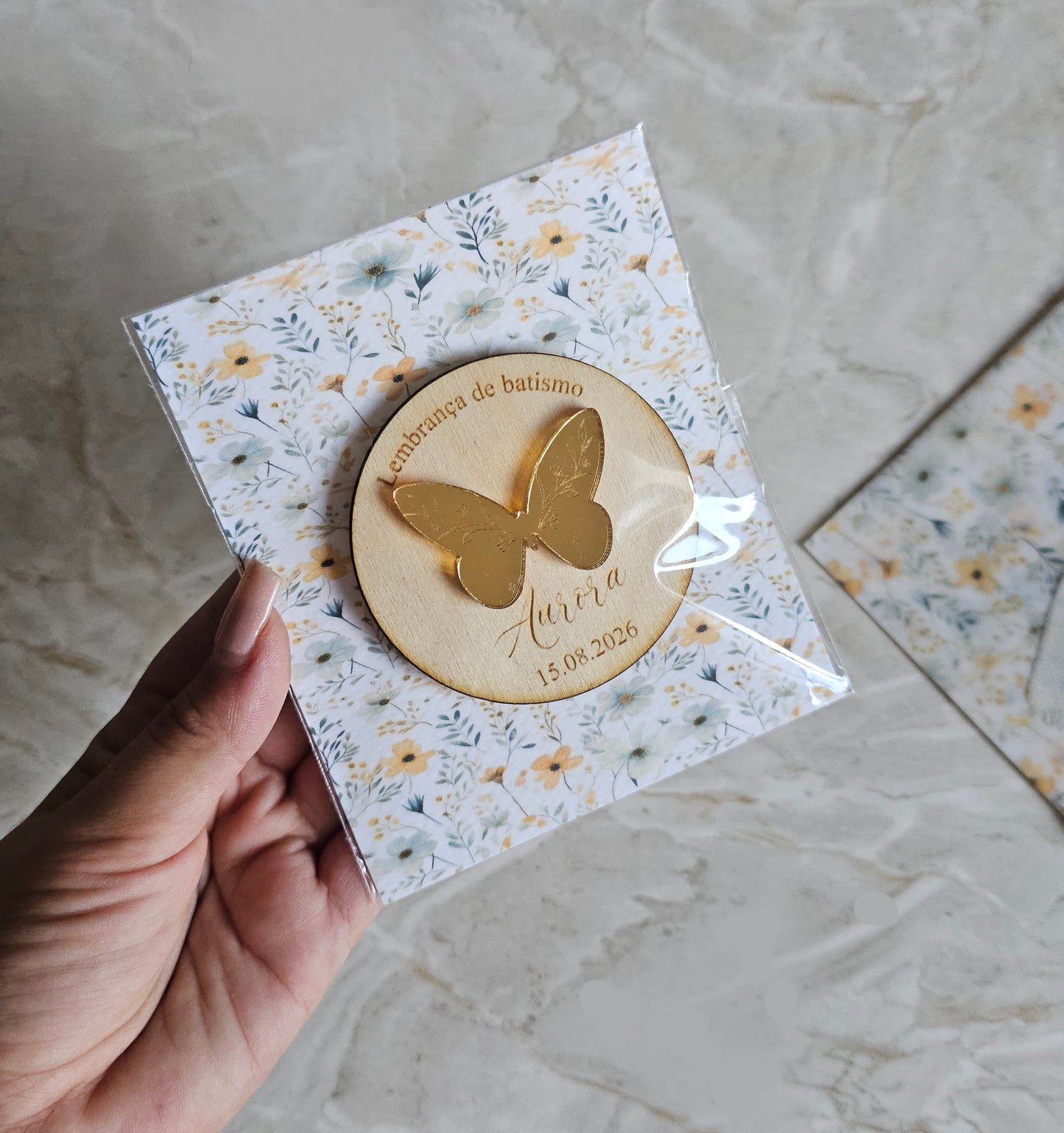 Íman personalizado c/aplicação em acrílico dourado espelhado "Borboleta amarela"
