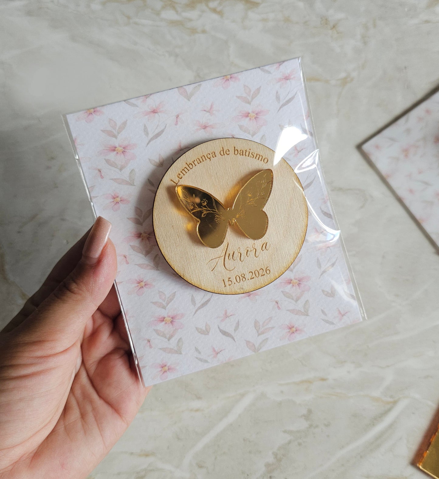Íman personalizado c/aplicação em acrílico dourado espelhado "Borboleta rosa"