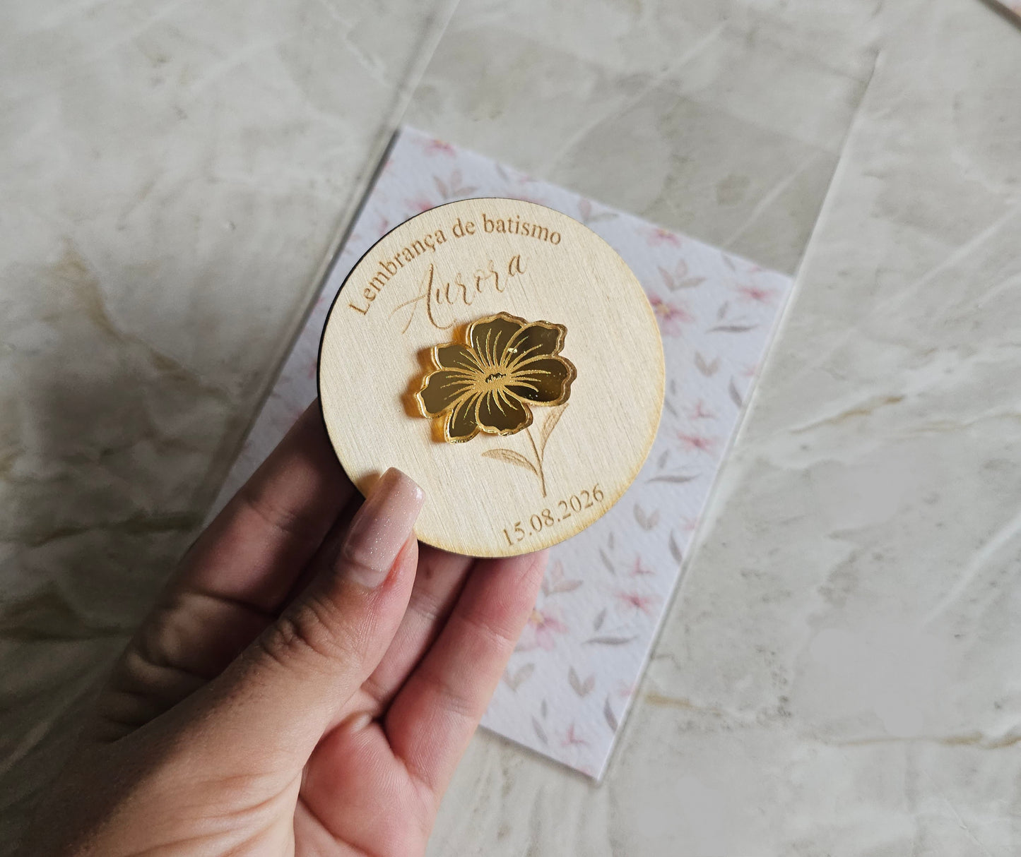 Íman personalizado c/aplicação em acrílico dourado espelhado "flor rosa"