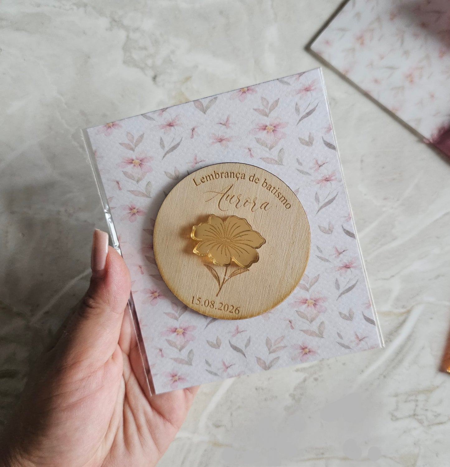 Íman personalizado c/aplicação em acrílico dourado espelhado "flor rosa"