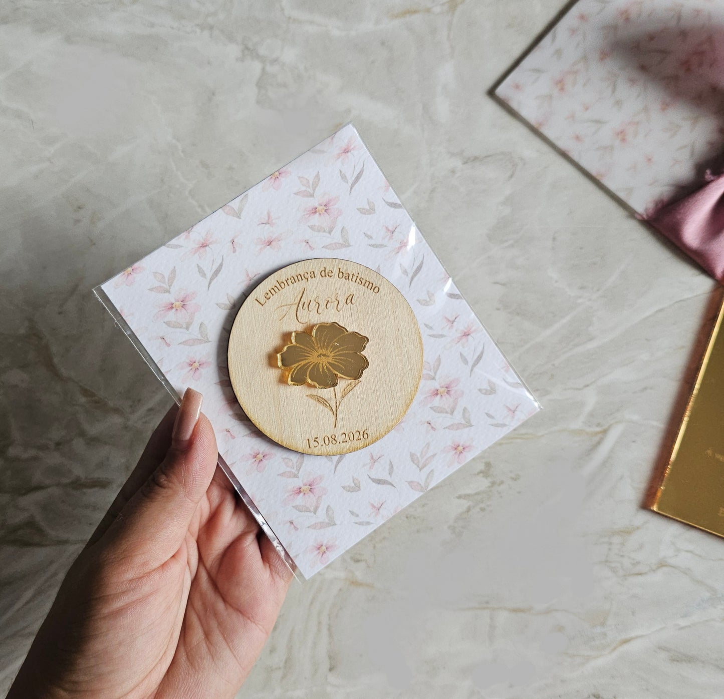Íman personalizado c/aplicação em acrílico dourado espelhado "flor rosa"