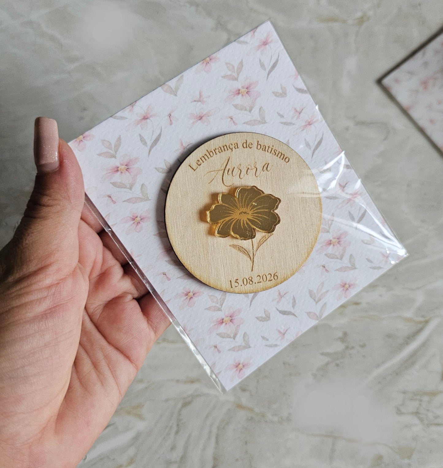 Íman personalizado c/aplicação em acrílico dourado espelhado "flor rosa"