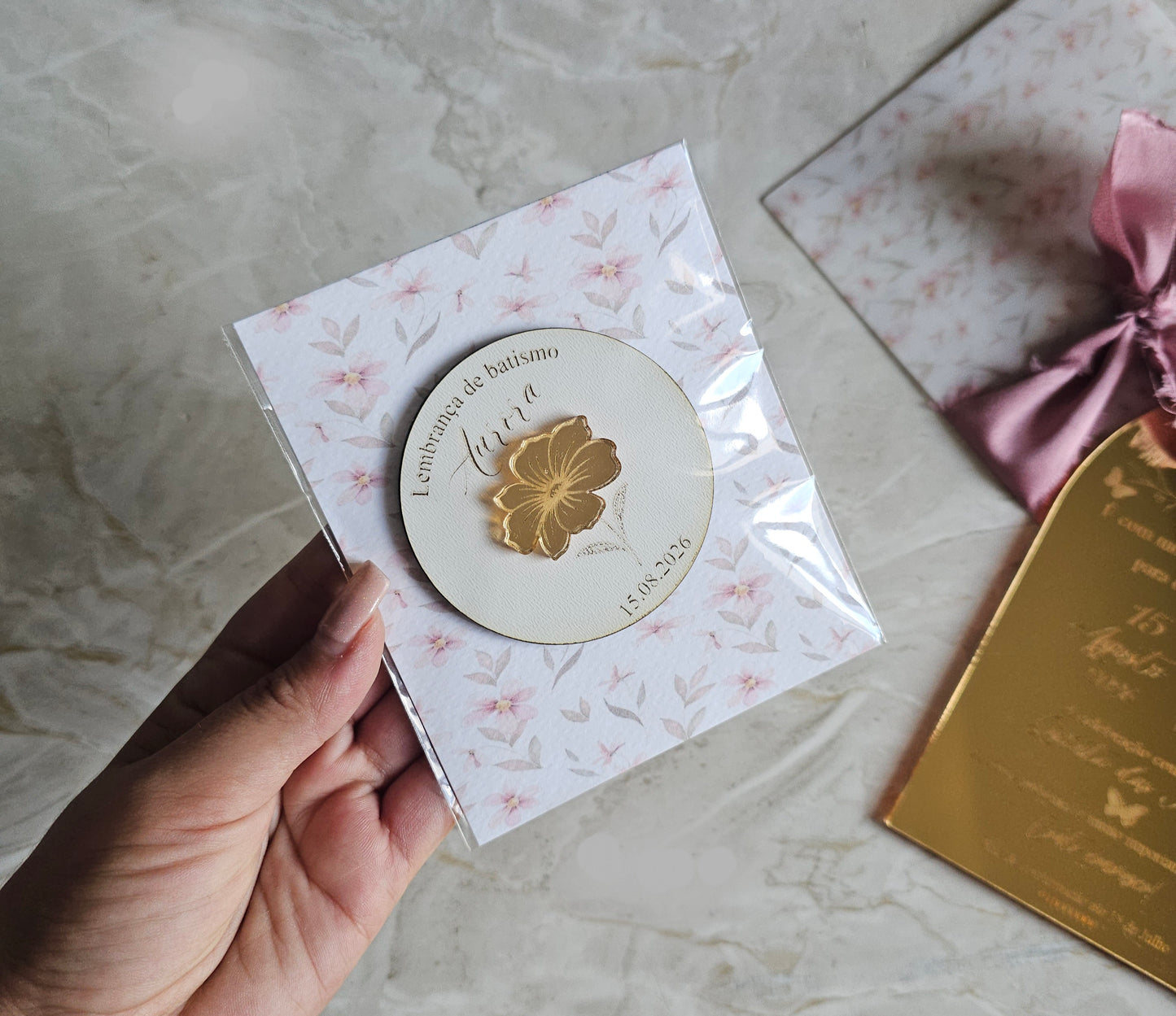 Íman personalizado c/aplicação em acrílico dourado espelhado "flor rosa"
