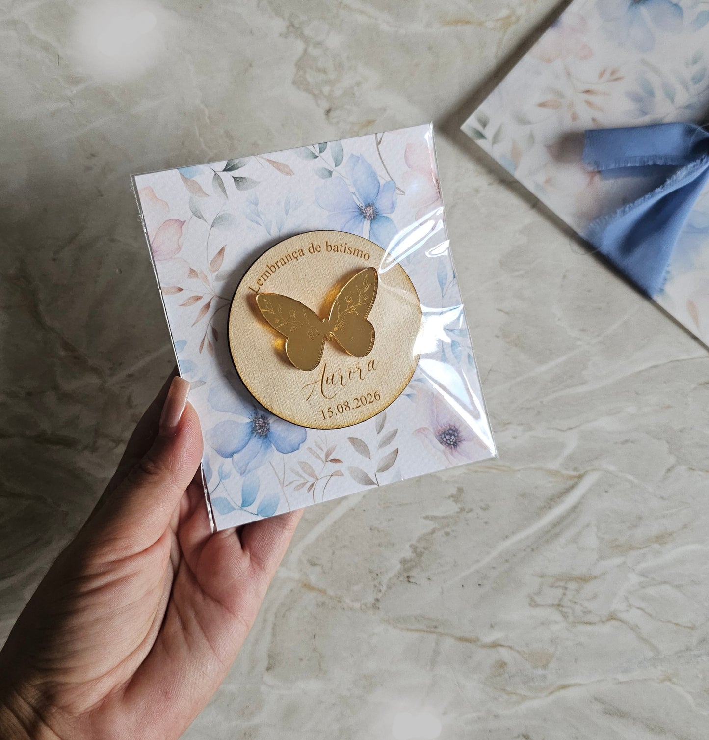 Íman personalizado c/ aplicação em acrílico dourado espelhado "Borboleta "