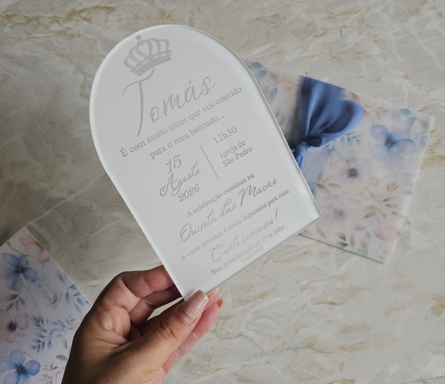 Convite personalizado em acrílico branco translúcido "azul e rosa"