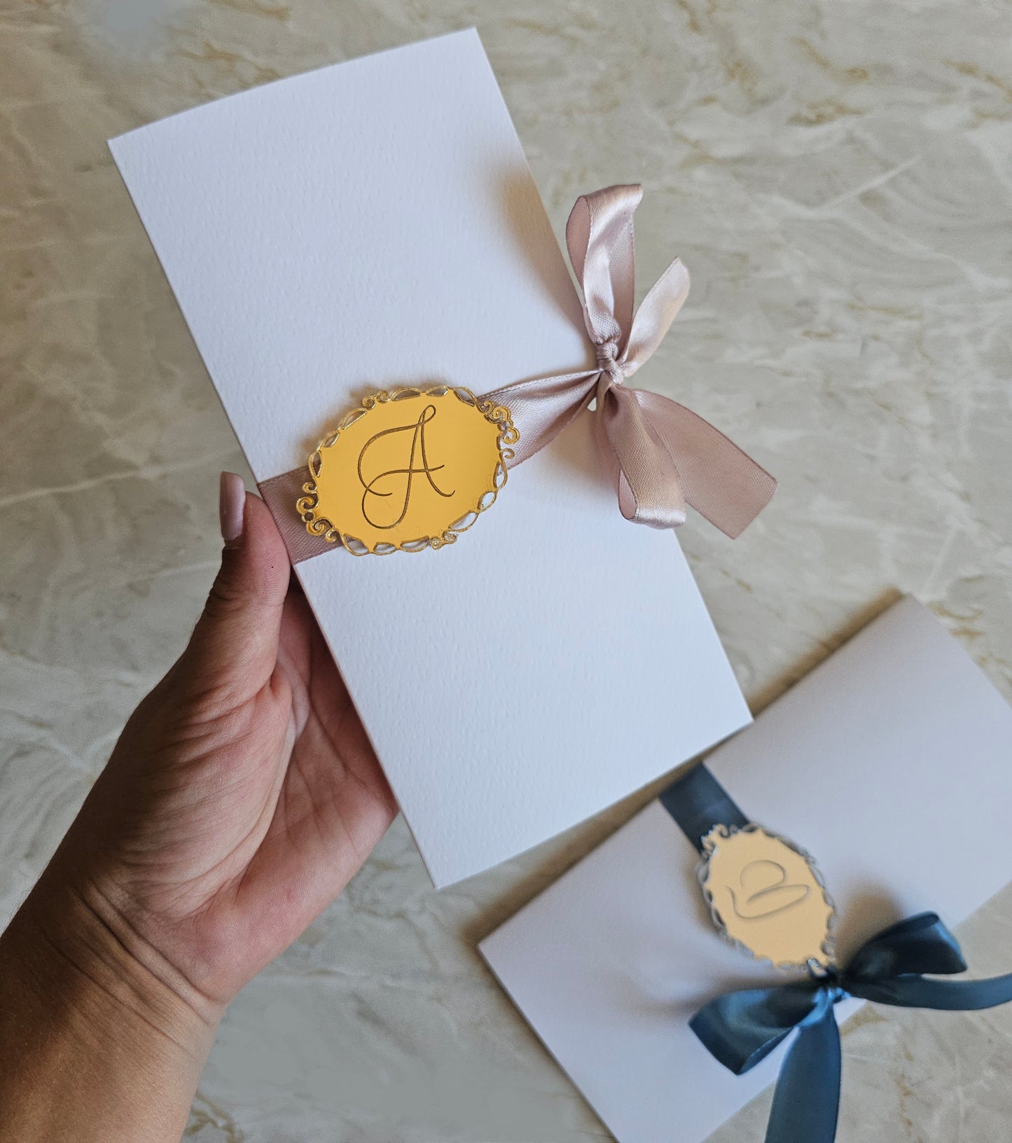 Convite acrílico dourado "Espelho Mágico"