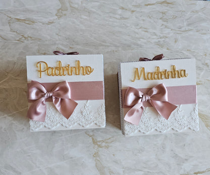 Caixas especiais Padrinhos "Palavra em acrílico dourado"