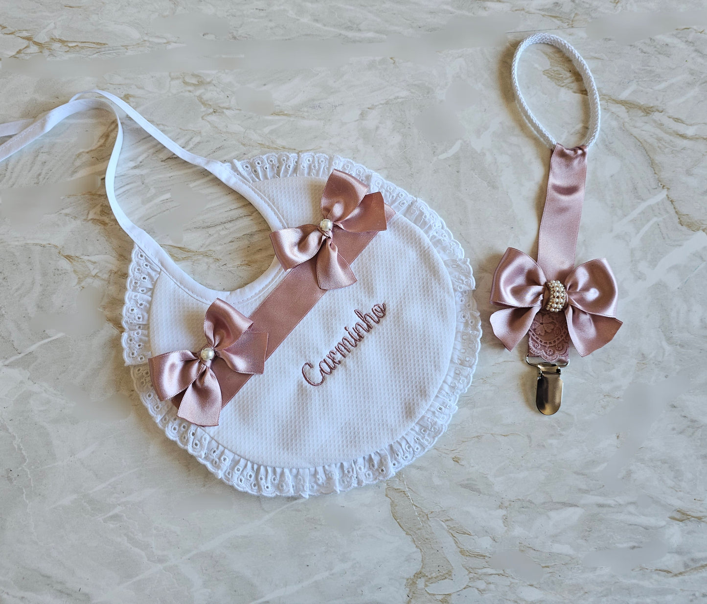 Babete personalizado + prendedor de chupeta "Carminho"