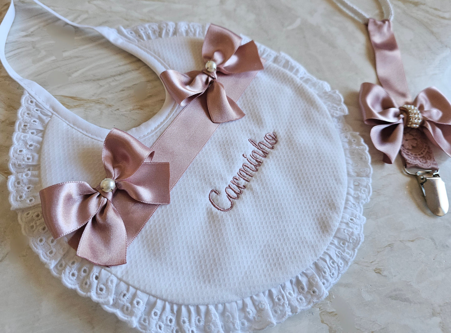 Babete personalizado + prendedor de chupeta "Carminho"