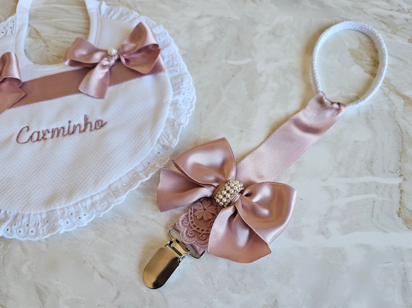 Babete personalizado + prendedor de chupeta "Carminho"