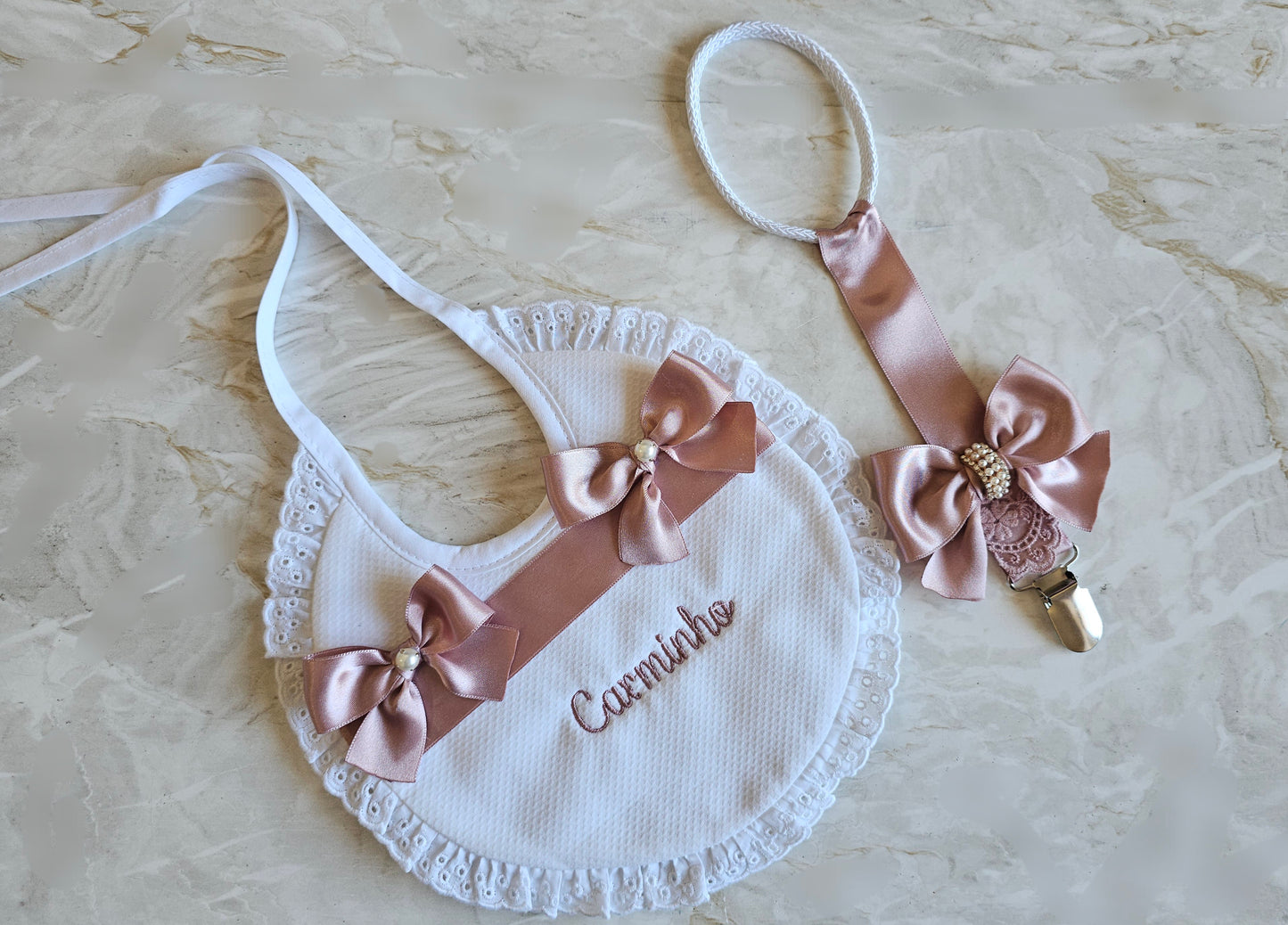 Babete personalizado + prendedor de chupeta "Carminho"