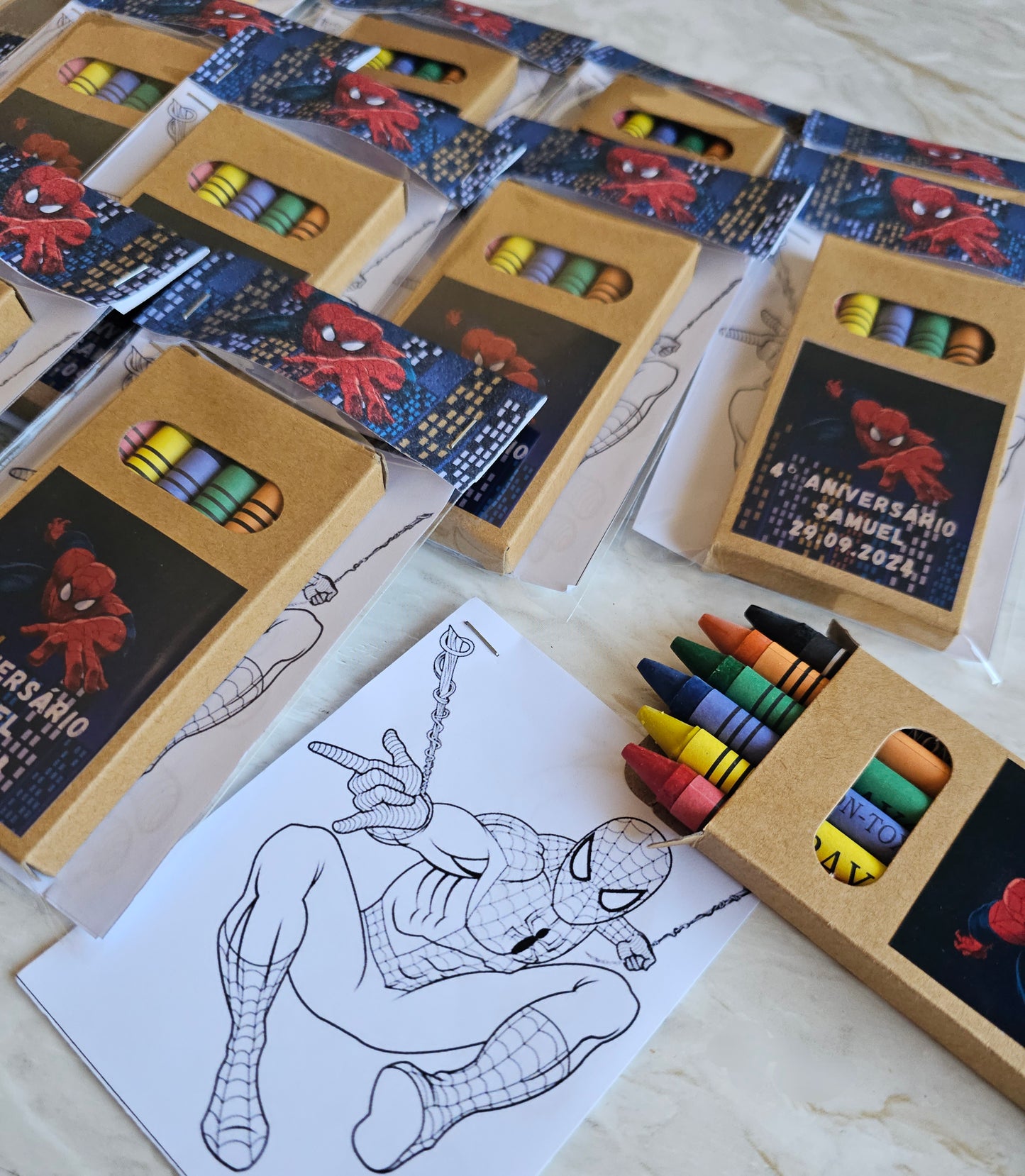 Caixa lápis personalizada + mini livro de colorir