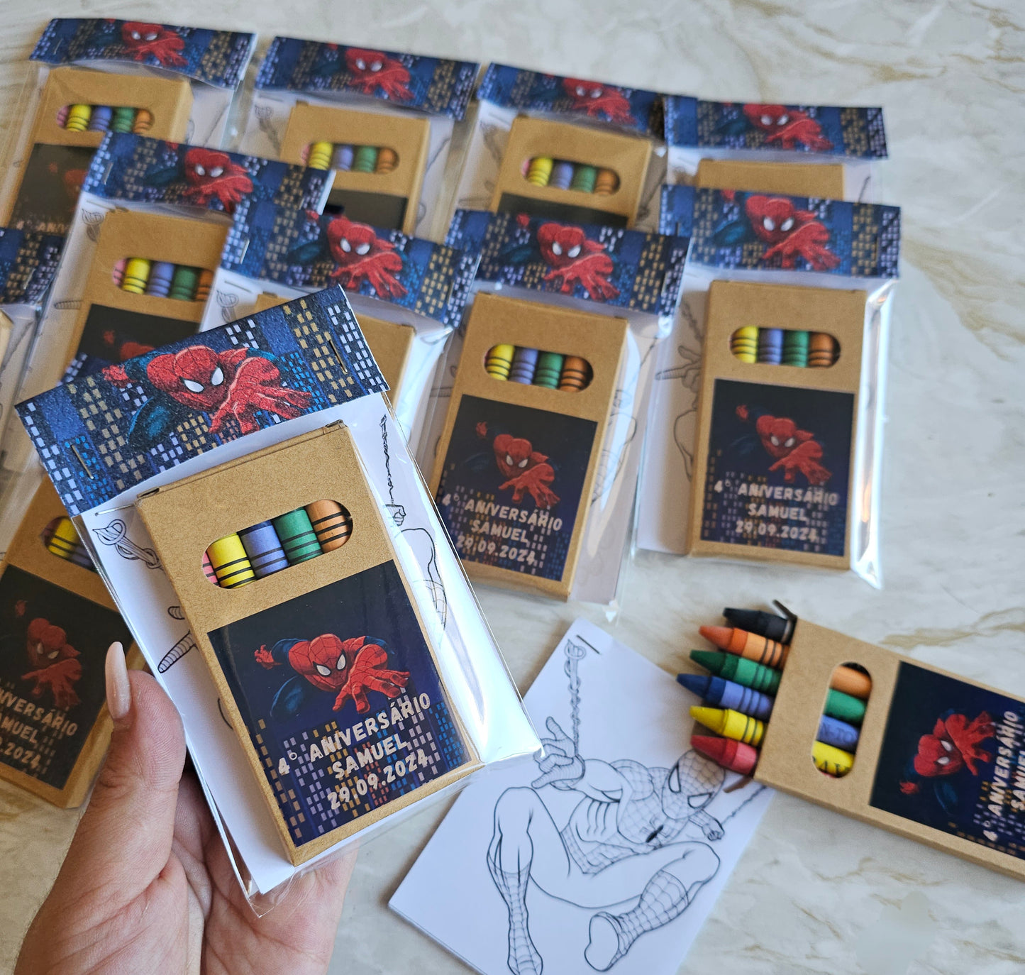 Caixa lápis personalizada + mini livro de colorir