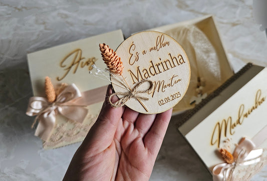 Caixas Padrinhos gravadas flores preservadas