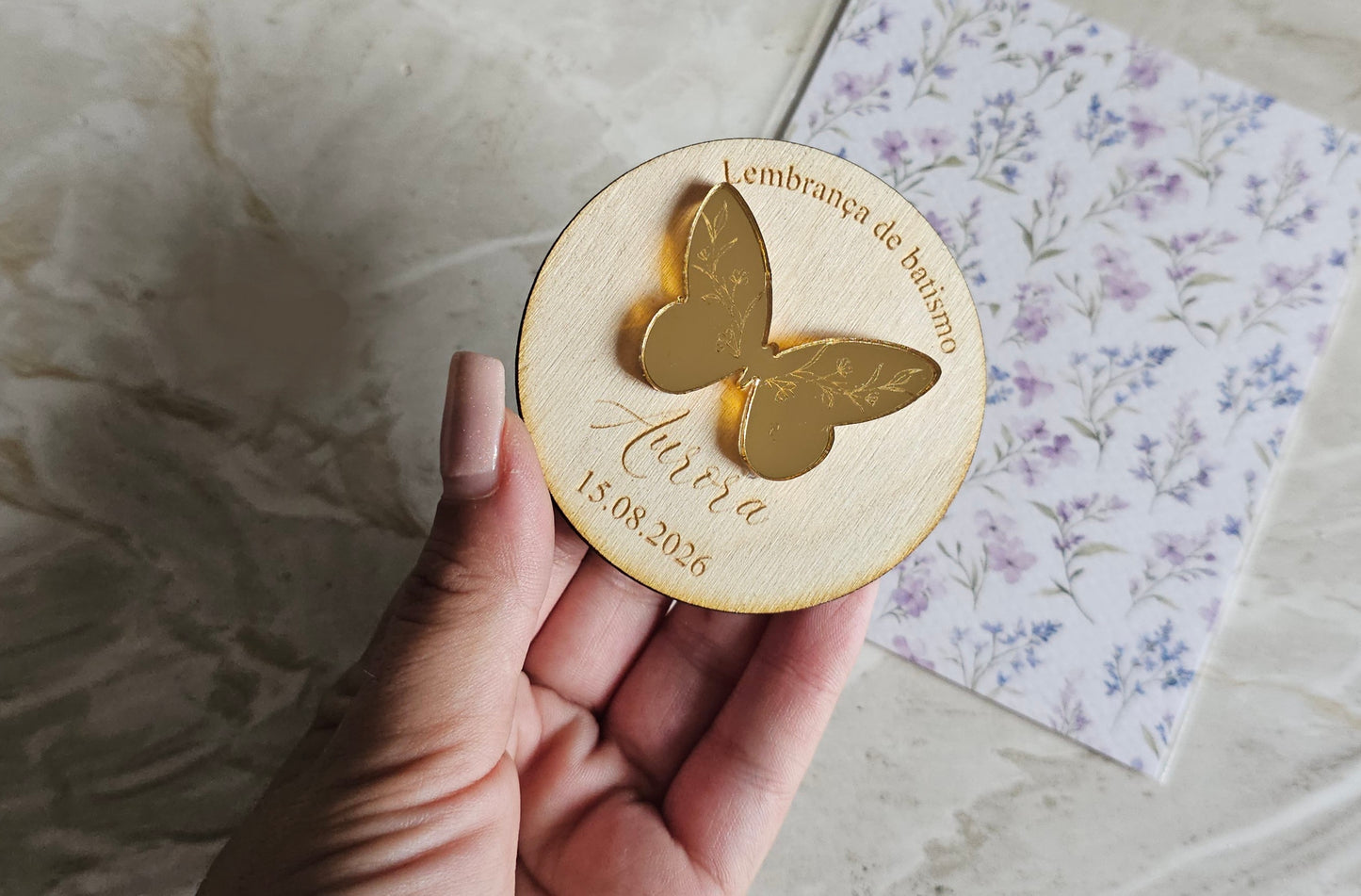 Íman personalizado c/aplicação em acrílico dourado espelhado "Borboleta violeta"