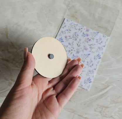 Íman personalizado c/aplicação em acrílico dourado espelhado "flor violeta "