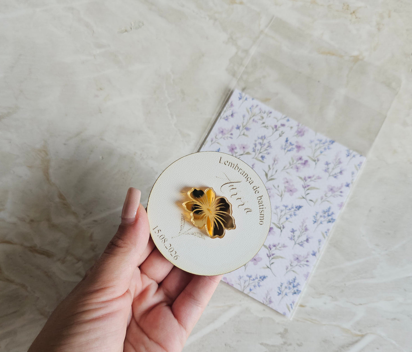 Íman personalizado c/aplicação em acrílico dourado espelhado "flor violeta "