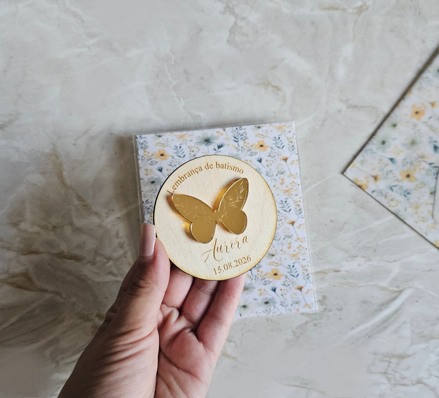 Íman personalizado c/aplicação em acrílico dourado espelhado "Borboleta amarela"