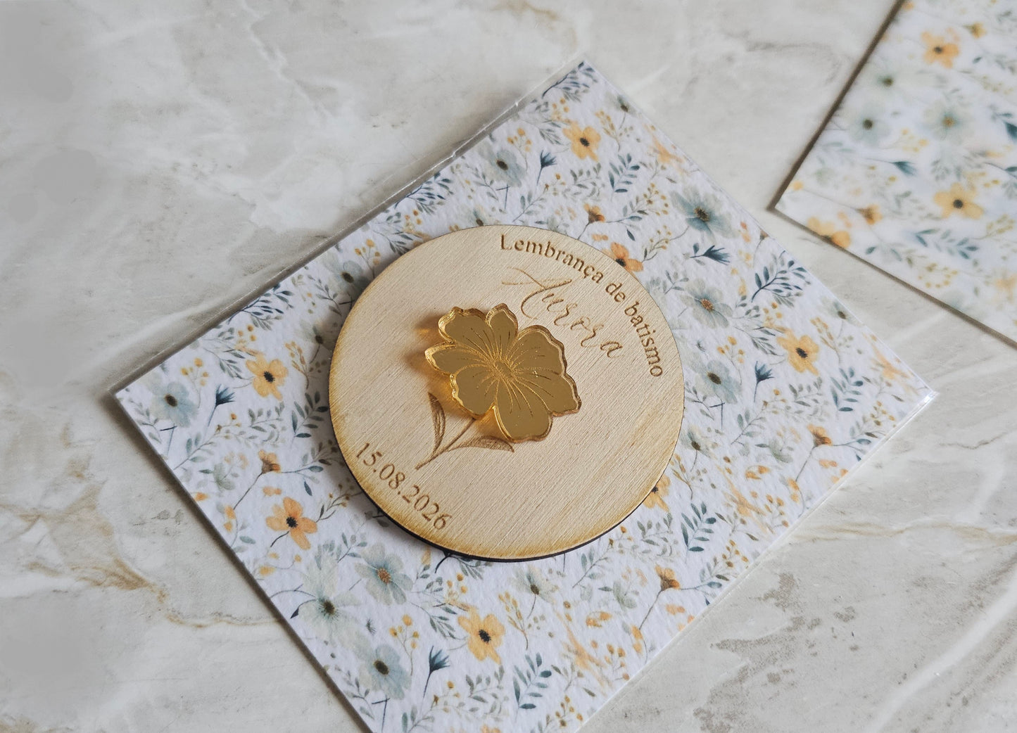 Íman personalizado c/aplicação em acrílico dourado espelhado "Floral amarelo"