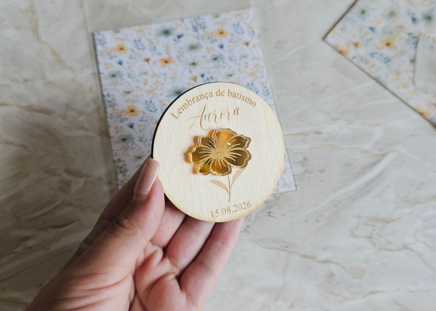 Íman personalizado c/aplicação em acrílico dourado espelhado "Floral amarelo"