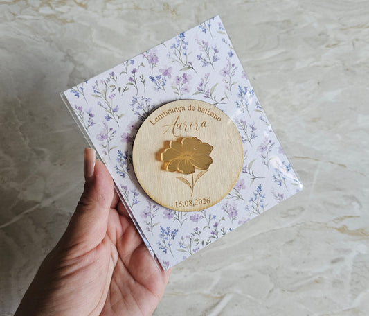 Íman personalizado c/aplicação em acrílico dourado espelhado "flor violeta "