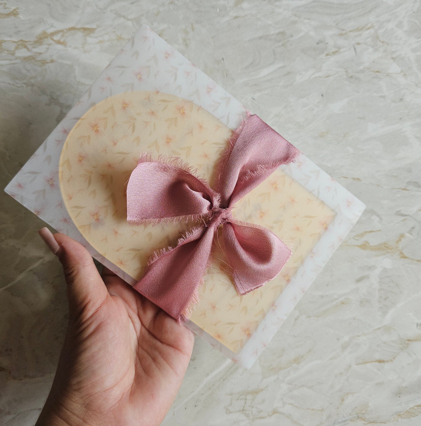 Convite acrílico dourado espelhado "Rosa"