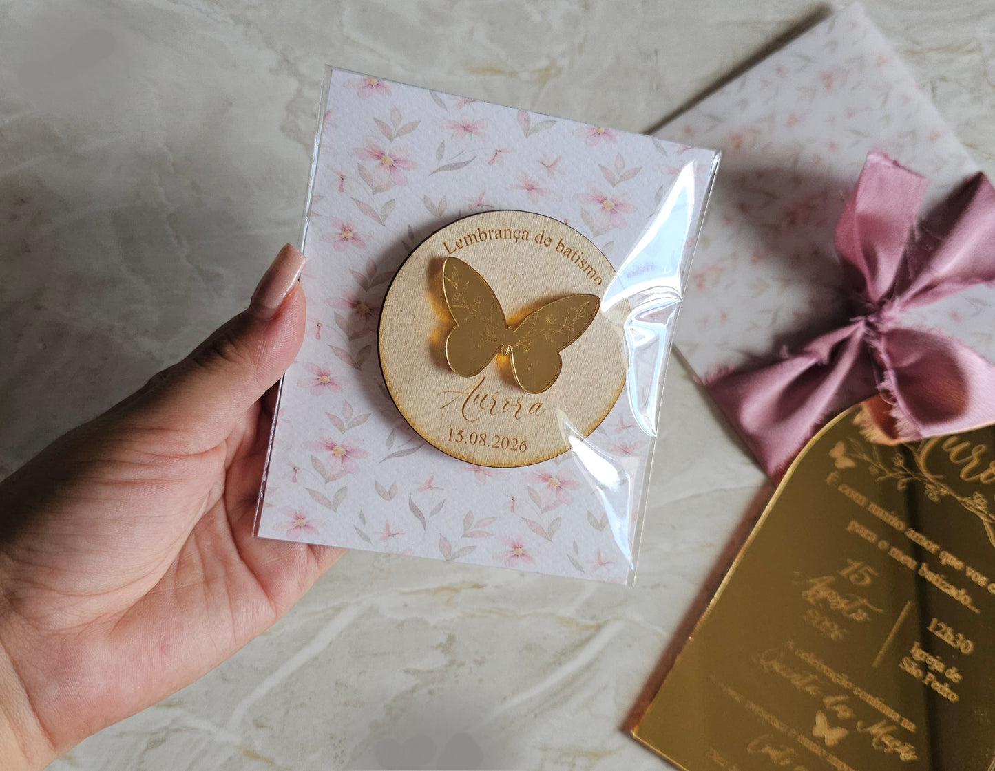 Íman personalizado c/aplicação em acrílico dourado espelhado "Borboleta rosa"
