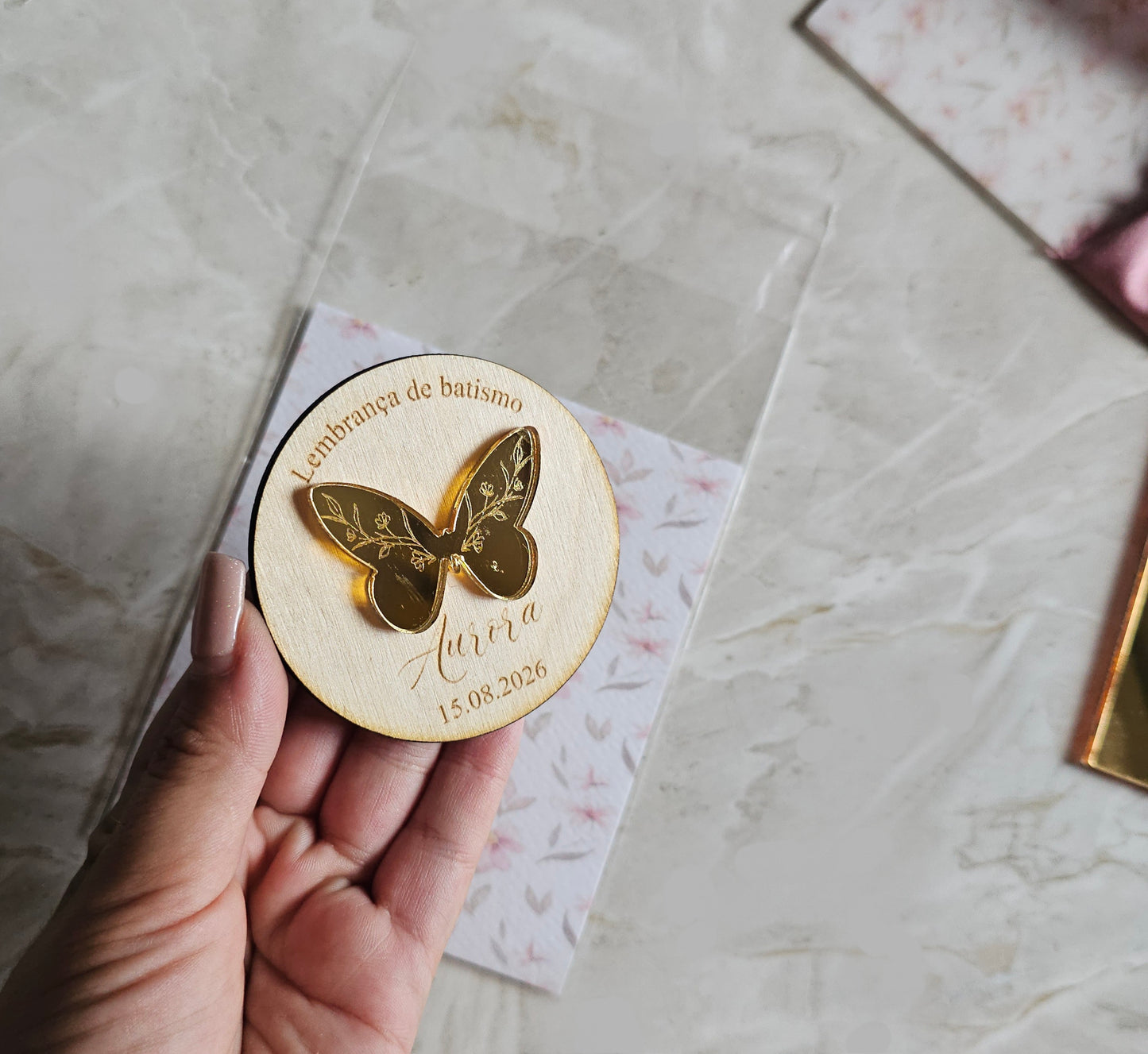 Íman personalizado c/aplicação em acrílico dourado espelhado "Borboleta rosa"