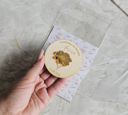 Íman personalizado c/aplicação em acrílico dourado espelhado "flor rosa"