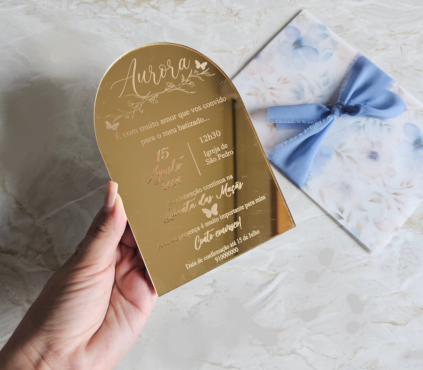 Convite acrílico dourado espelhado "rosa e azul"