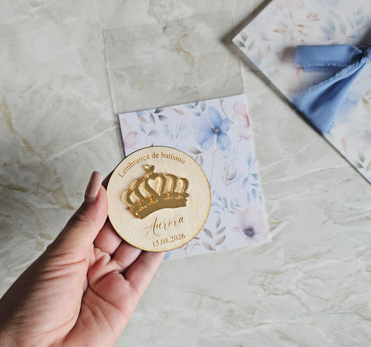 Íman personalizado c/ aplicação em acrílico dourado espelhado "coroa"