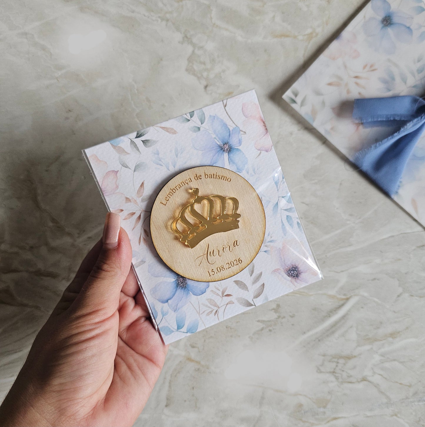 Íman personalizado c/ aplicação em acrílico dourado espelhado "coroa"