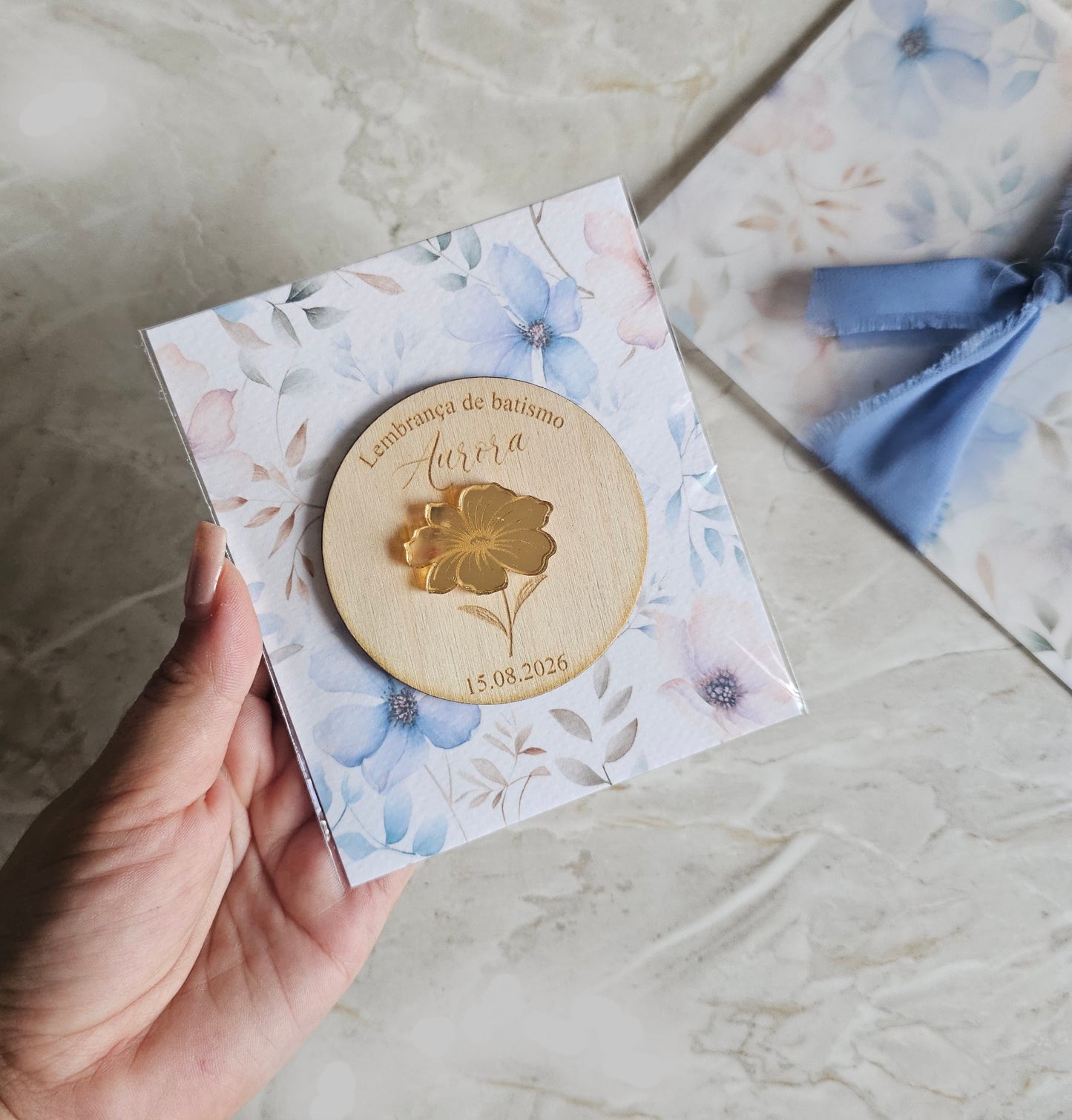 Íman madeira c/ aplicação em acrílico dourado espelhado "flor"