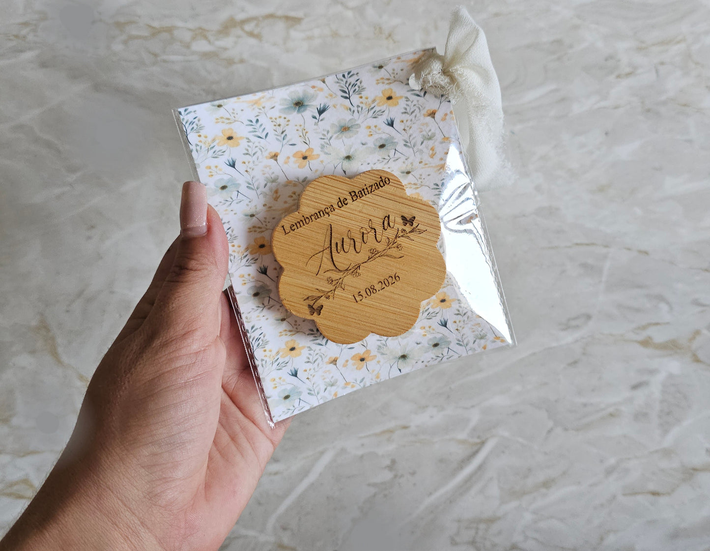 Abre caricas c/íman em bambu com gravação "Floral"