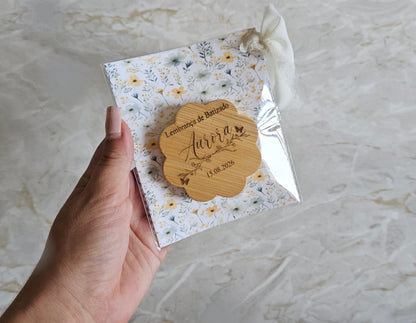 Abre caricas c/íman em bambu com gravação "Floral"
