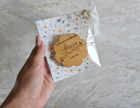 Abre caricas c/íman em bambu com gravação "Floral"