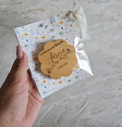 Abre caricas c/íman em bambu com gravação "Floral"