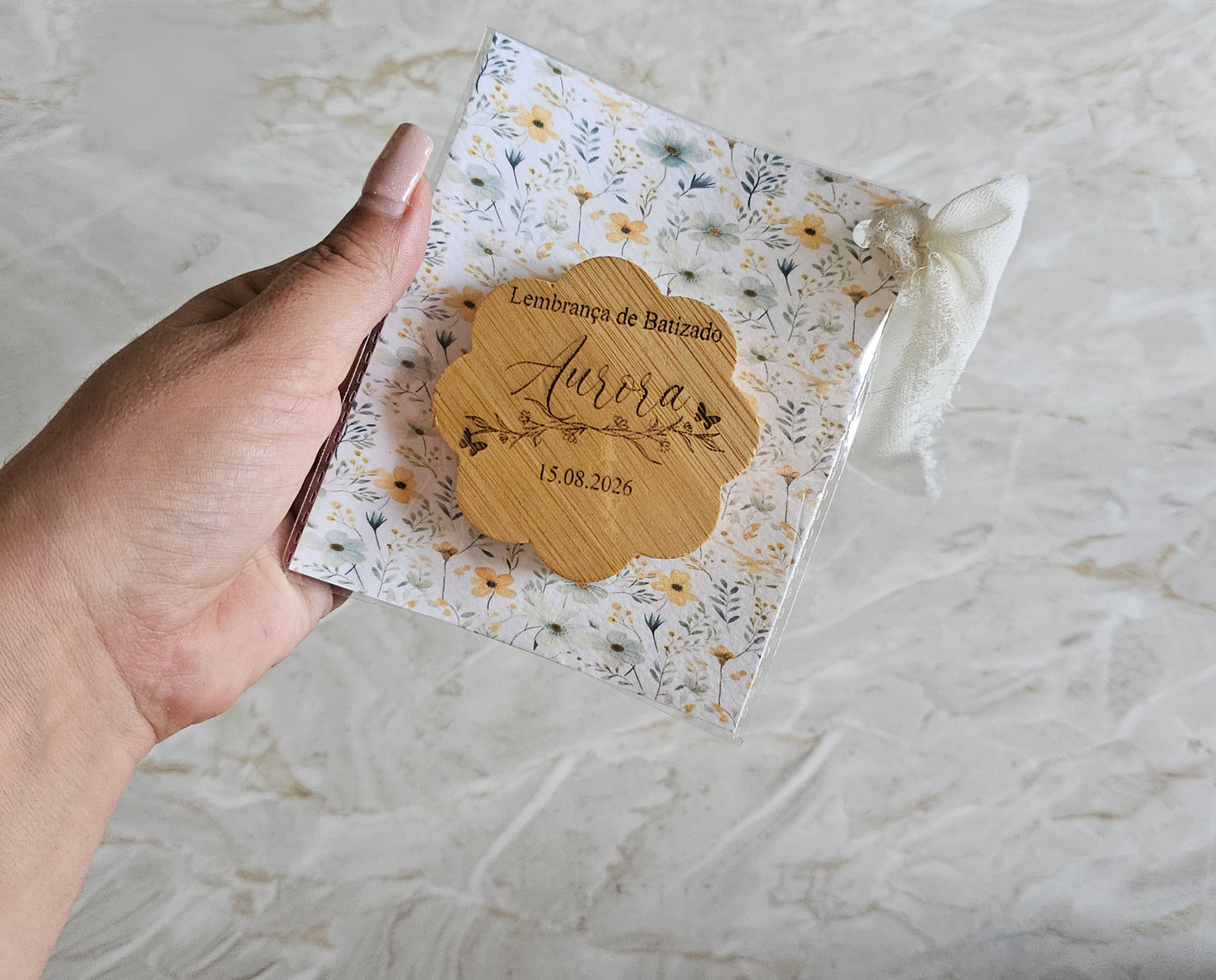 Abre caricas c/íman em bambu com gravação "Floral"