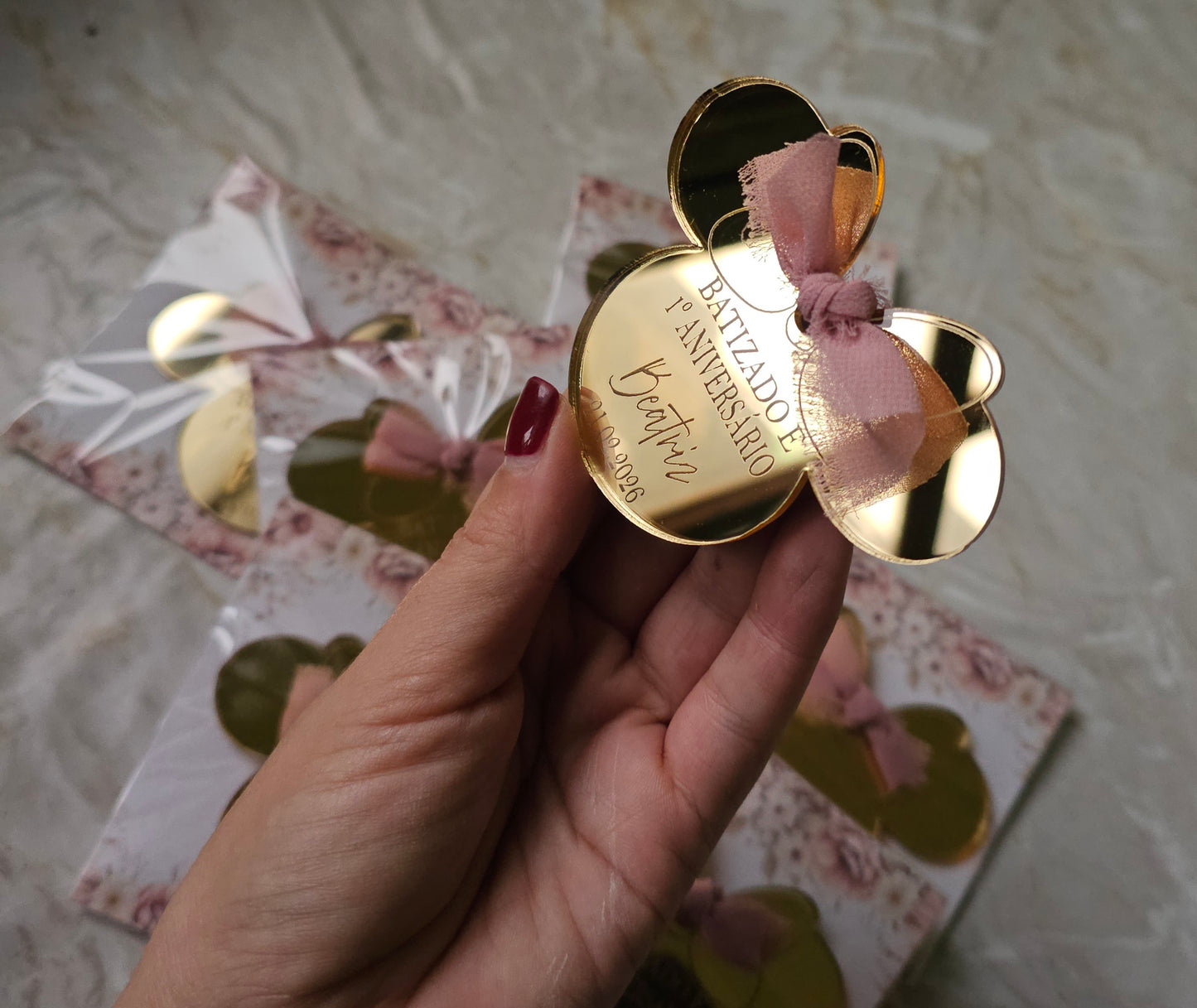 Íman acrílico dourado espelhado "Minnie"