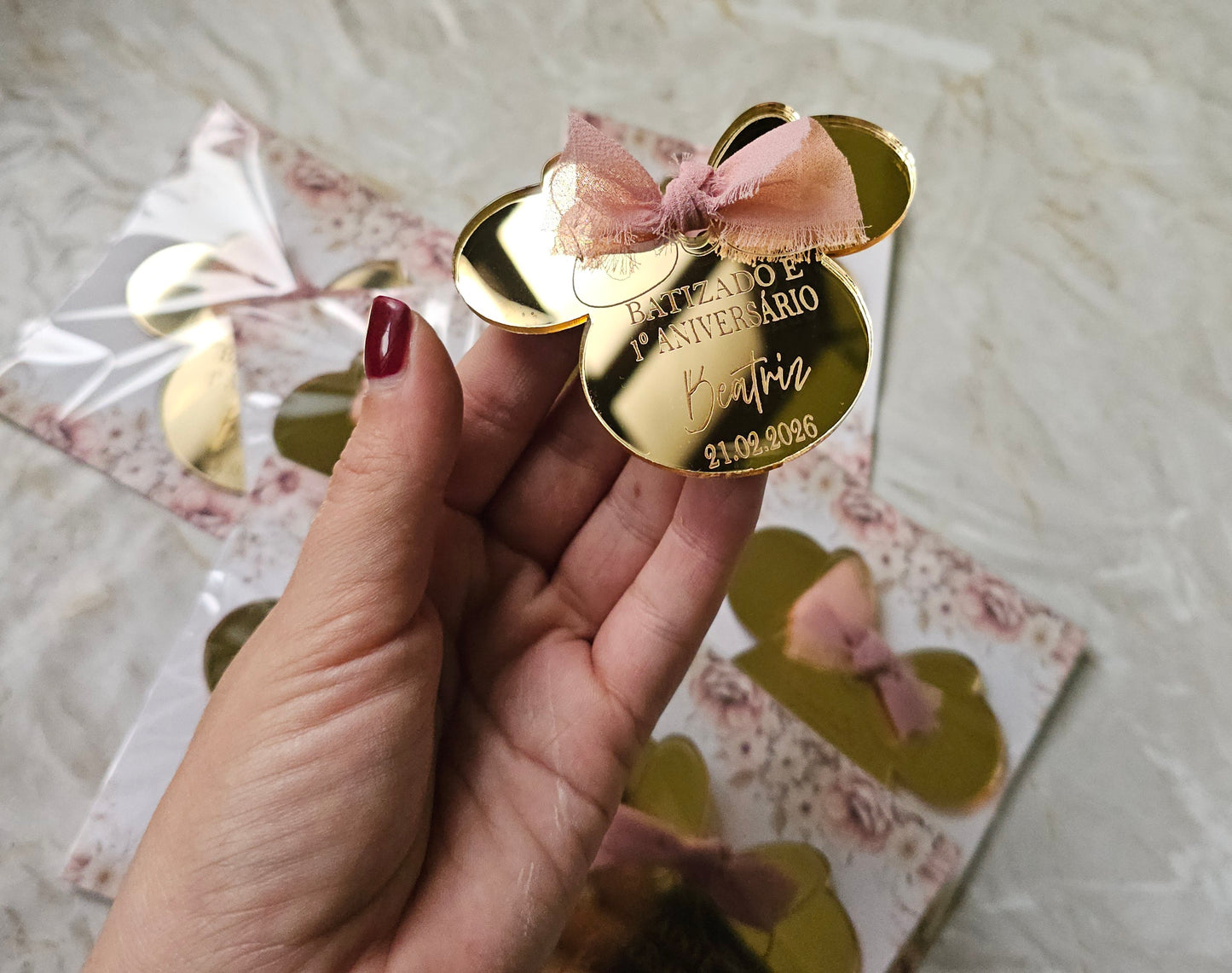 Íman acrílico dourado espelhado "Minnie"
