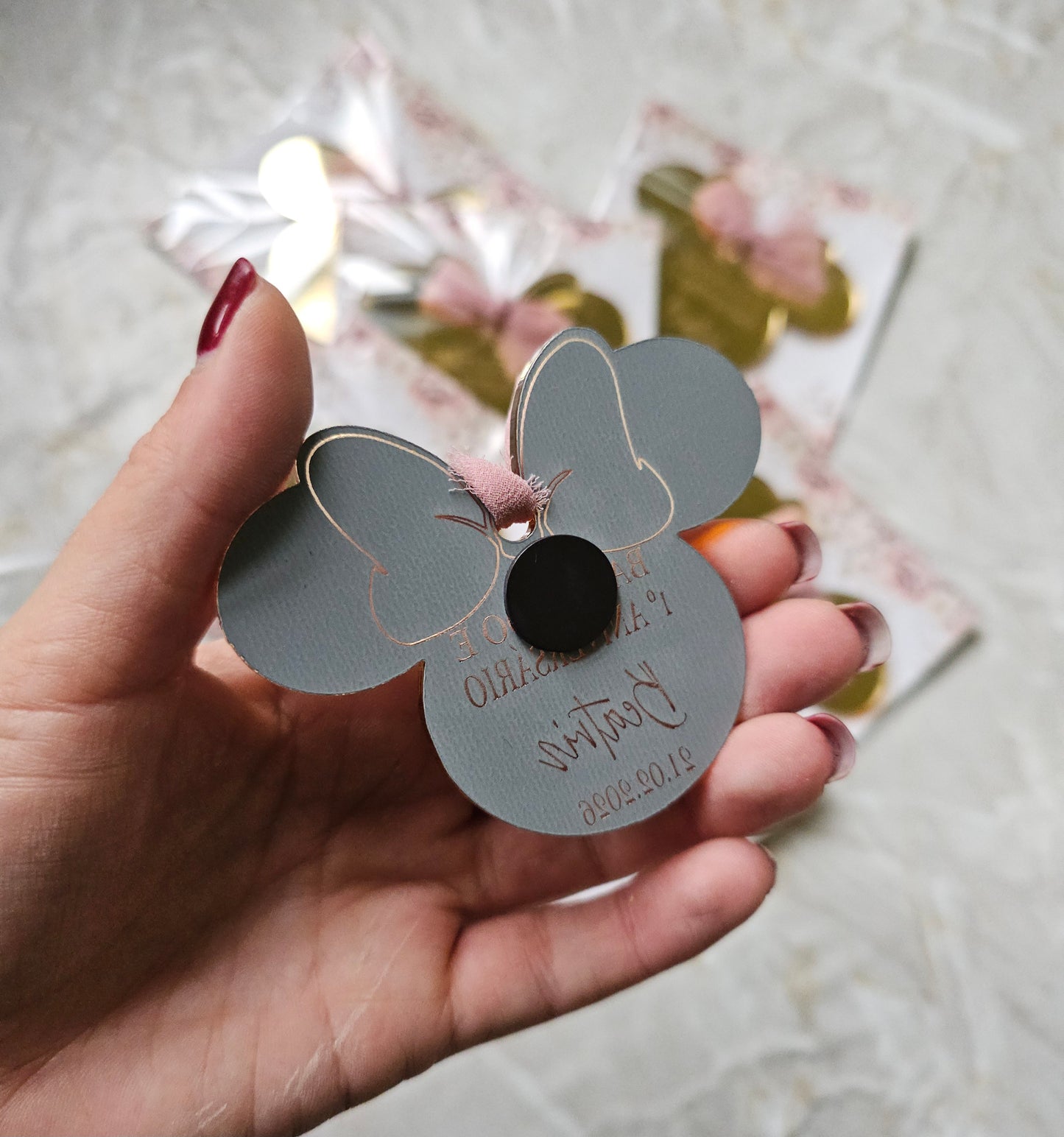 Íman acrílico dourado espelhado "Minnie"